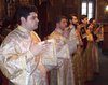 Diaconi slujind la Sfanta Liturghie 