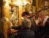 Credinciosi la icoana Sfantului Mina